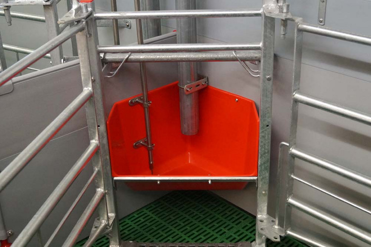 Corner-trough-farrowing-pen