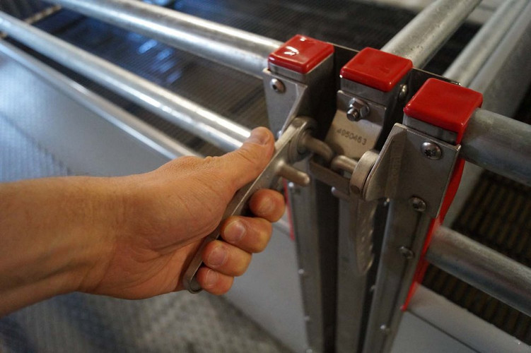 Gate handle in a weaner pen