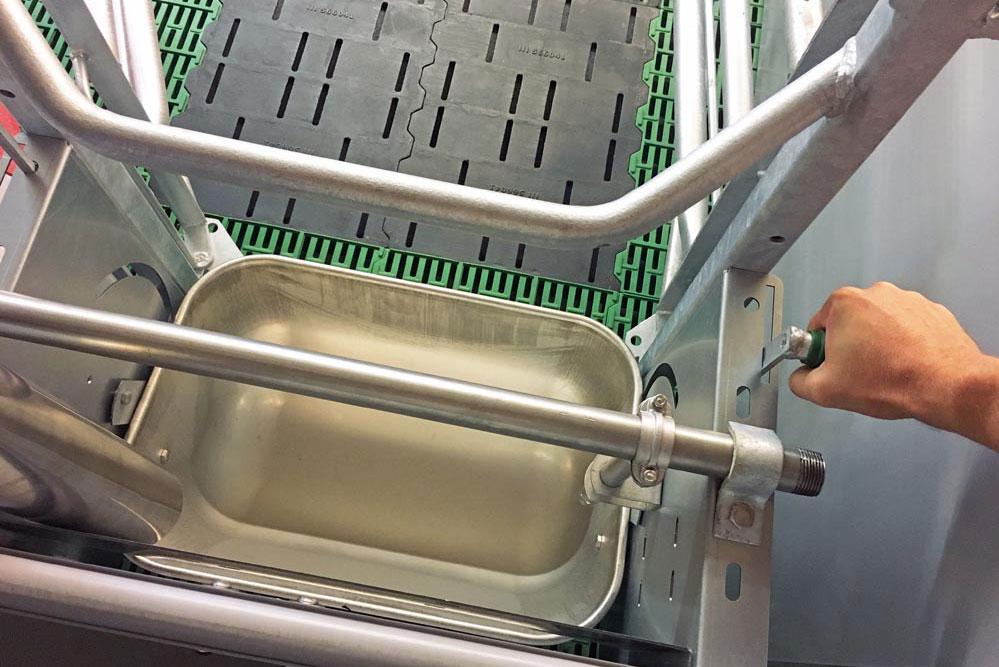 Tilting trough for INN-O-CRATE Tilting trough for INN-O-CRATE