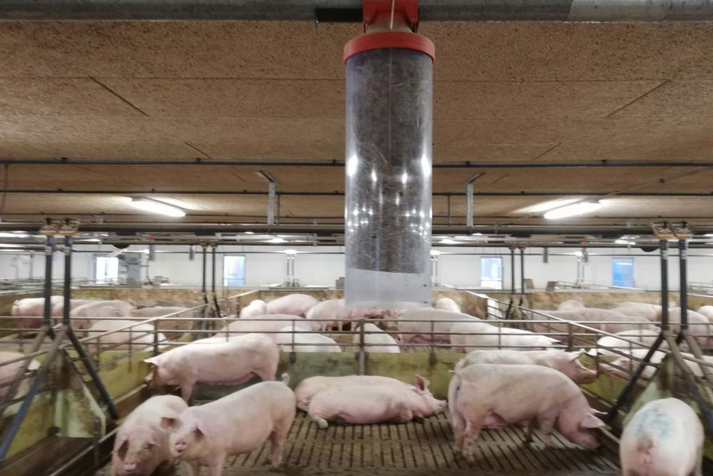 Automatic distribution of straw