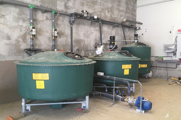 Liquid feeding tanks