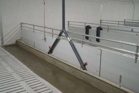 Liquid feeding trough in polymer concrete